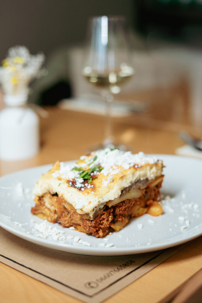 Moussaka
Traditionell zubereitet mit Auberginen, Kartoffeln und cremiger Béchamelsauce – ein echter Klassiker der griechischen Küche
