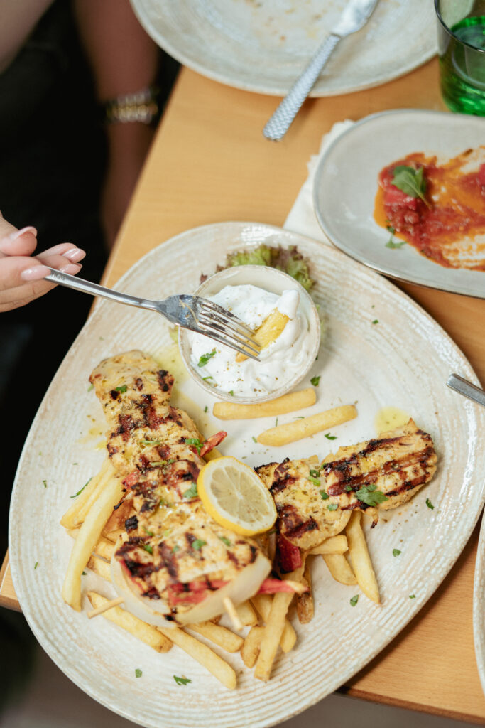 Souvlaki
Zart gegrillte Hühnerspieße, serviert mit hausgemachtem Tzatziki und knusprigen Pommes – Ein Gericht, das einfach immer passt.