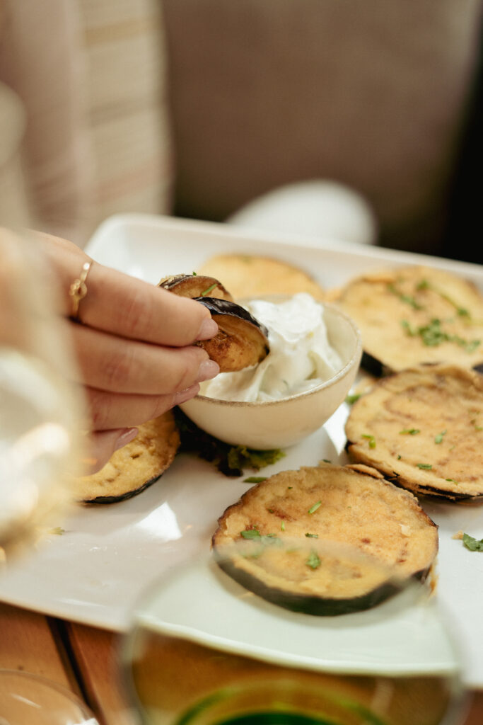 Mediterraner Genuss – den ganzen Tag über!

Täglich durchgehend von 11:30 bis 21:00 Uhr
Außer mittwochs – mittwochs haben wir Ruhetag.

Bei Medi Wind Bistro verbinden wir mediterrane Leichtigkeit mit echter griechischer Küche. Frisch, hausgemacht und mit viel Liebe serviert – direkt im Herzen von Tulln an der Donau. 🌿🇬🇷